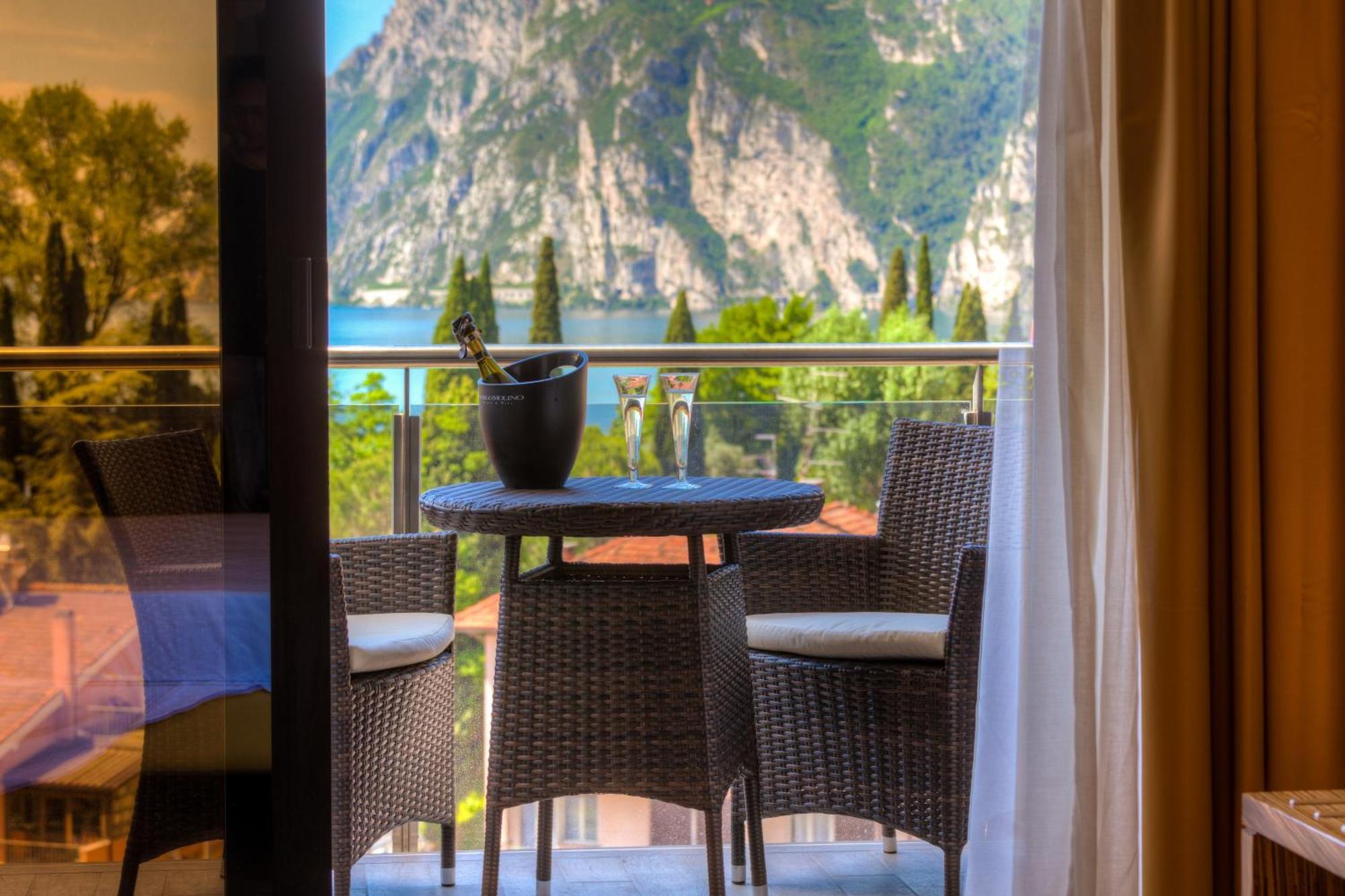 Garda Suite Hotel - Tonelli Hotels ริวาเดลการ์ดา ภายนอก รูปภาพ