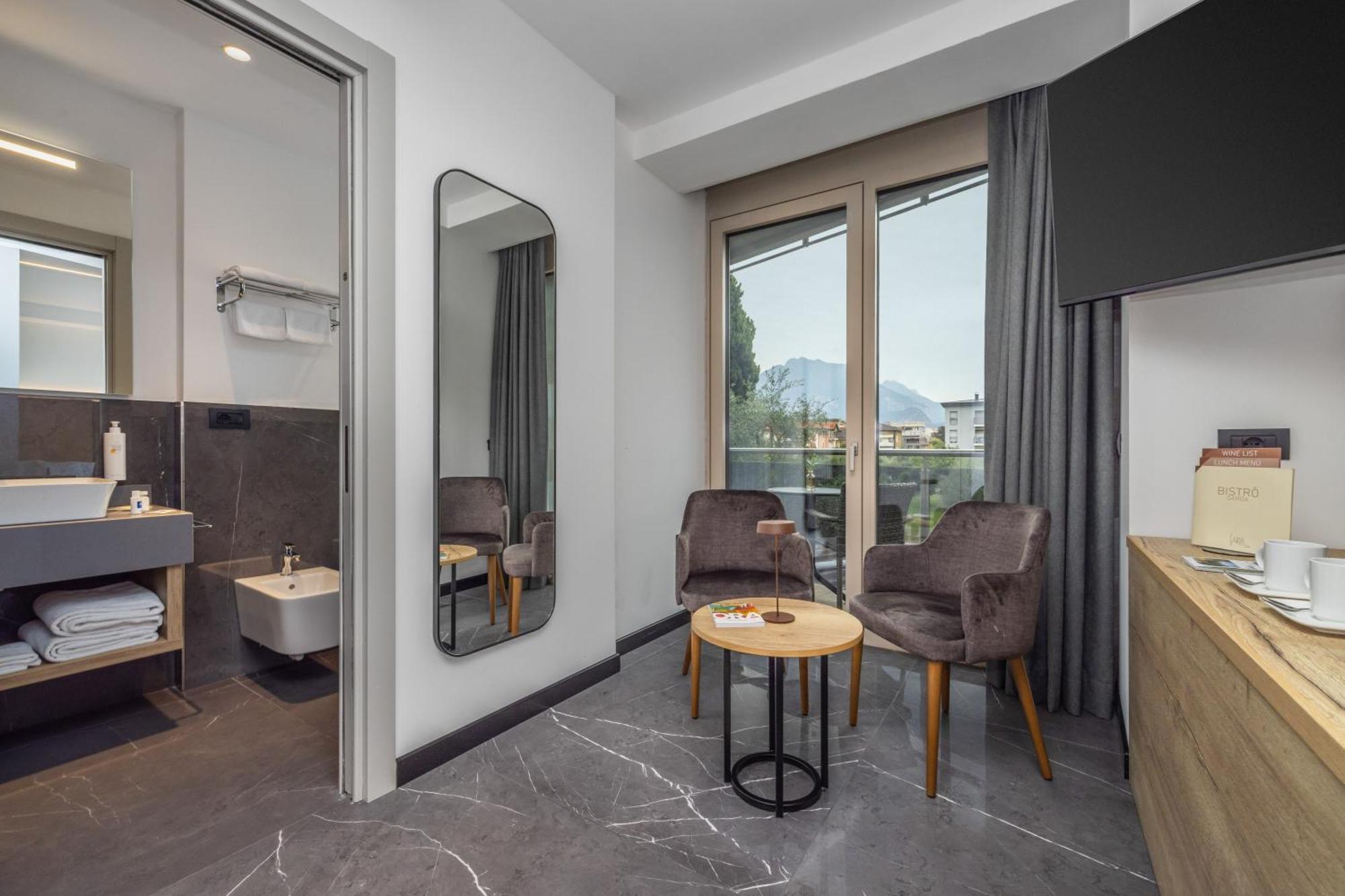 Garda Suite Hotel - Tonelli Hotels ริวาเดลการ์ดา ภายนอก รูปภาพ