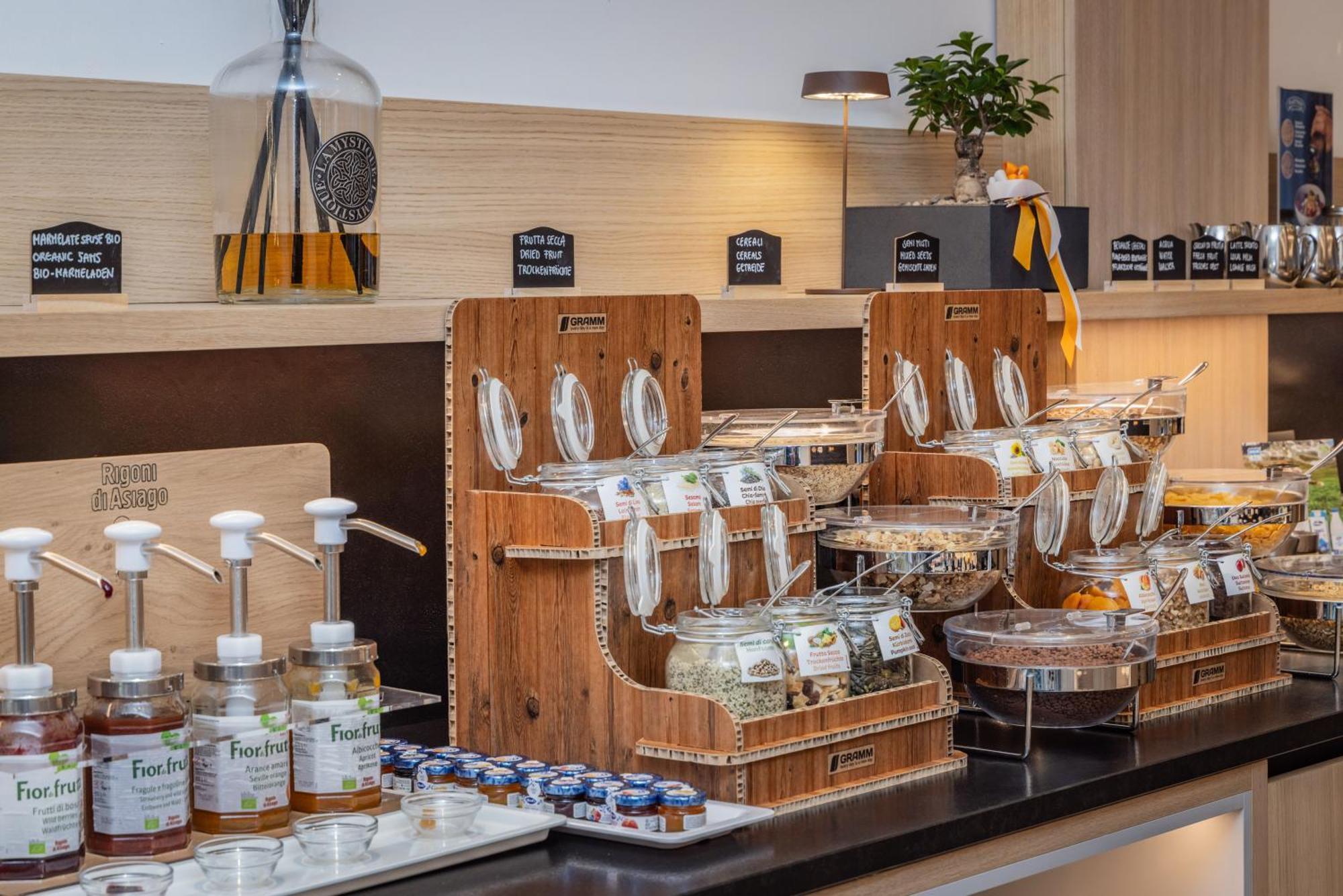 Garda Suite Hotel - Tonelli Hotels ริวาเดลการ์ดา ภายนอก รูปภาพ